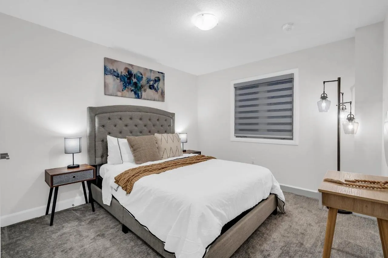 Lavish Home On Scenic Mountain - King Bed Hamilton Canada