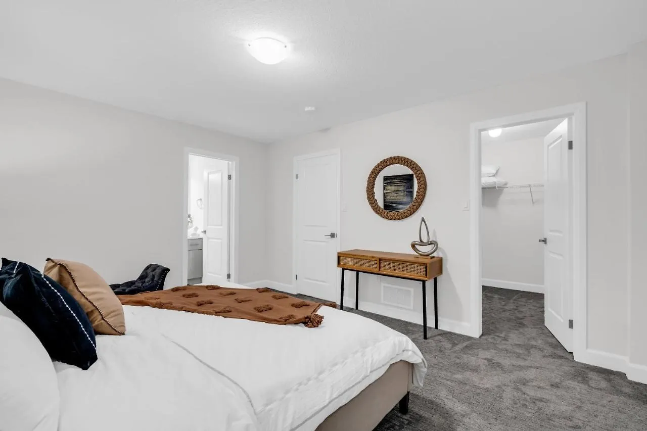 Lavish Home On Scenic Mountain - King Bed Hamilton Canada