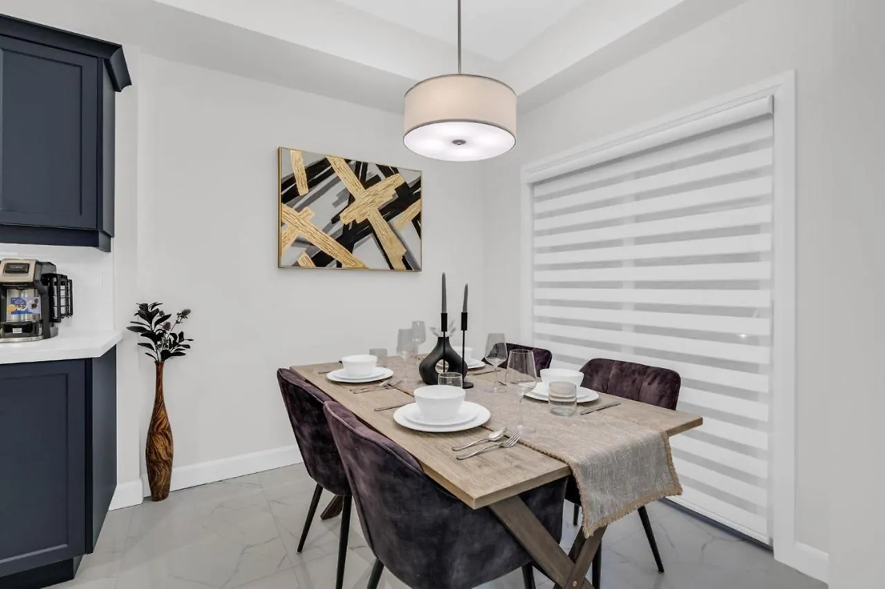 Lavish Home On Scenic Mountain - King Bed Hamilton 0*,  Canada