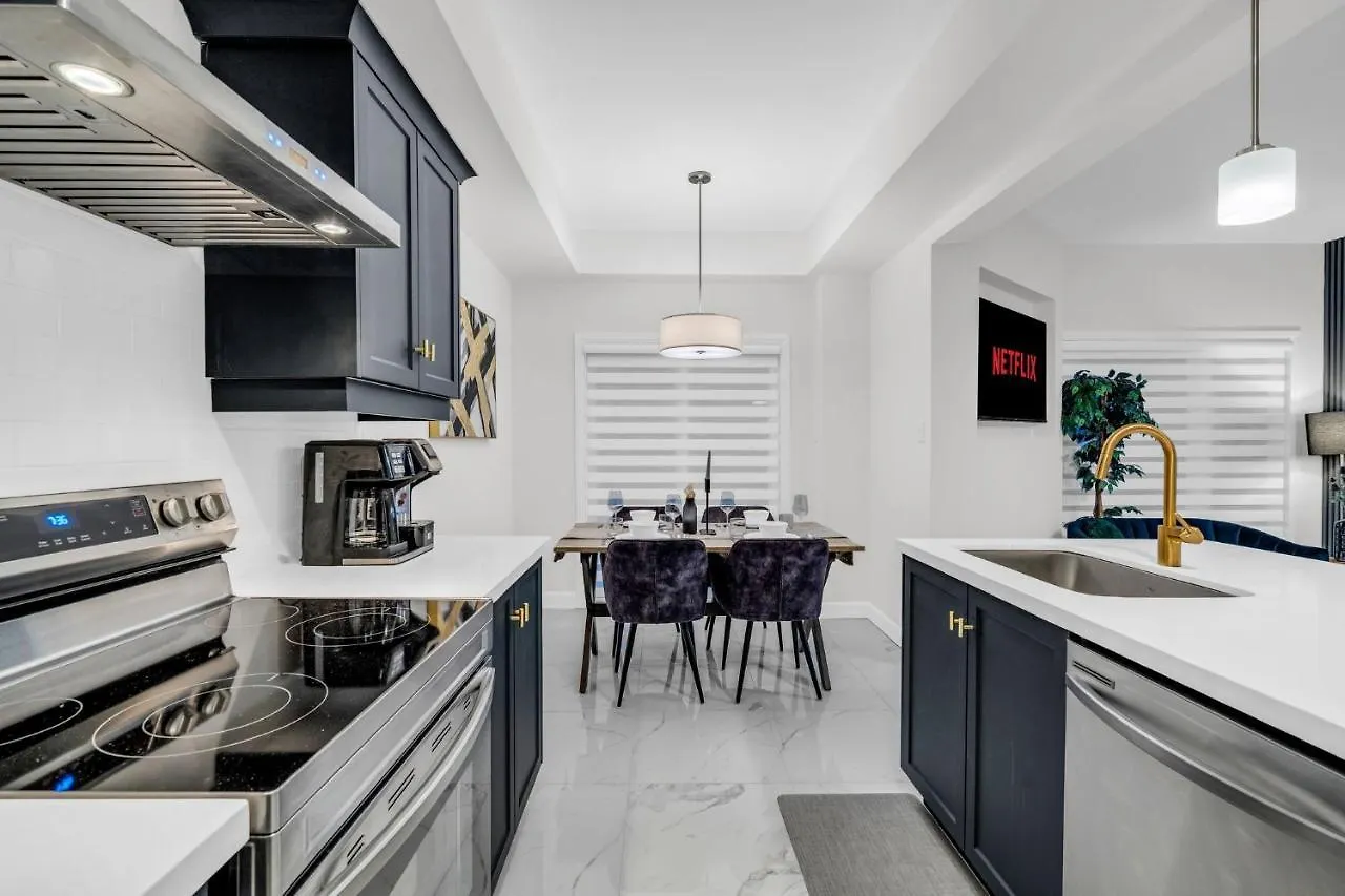 Lavish Home On Scenic Mountain - King Bed Hamilton