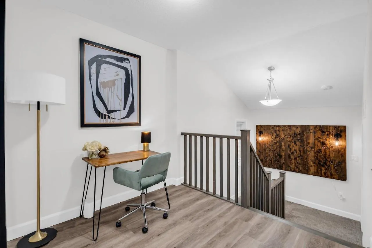 Lavish Home On Scenic Mountain - King Bed Hamilton