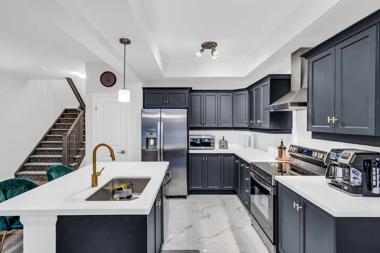Lavish Home On Scenic Mountain - King Bed Hamilton 0*,  Canada